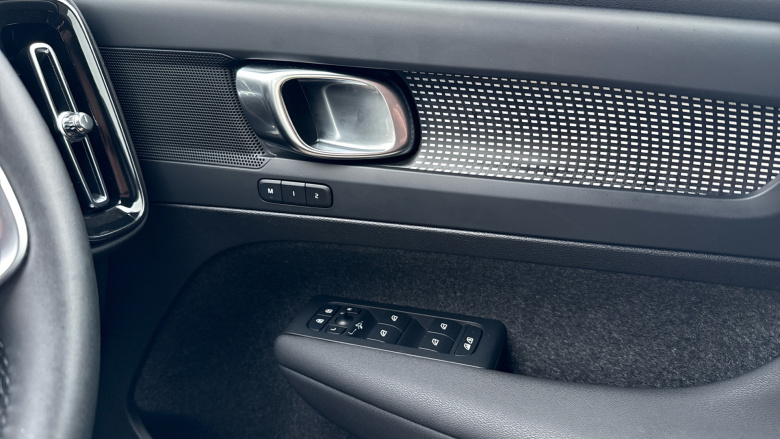 Volvo XC40 2.0 B3P Plus Dark 5dr Auto Petrol Estate